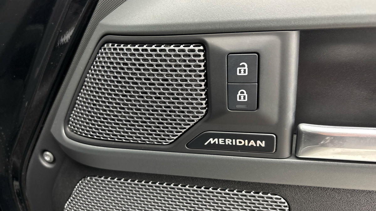 Land Rover Defender 110 Image 25