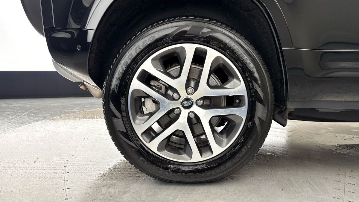 Land Rover Defender 110 Image 10