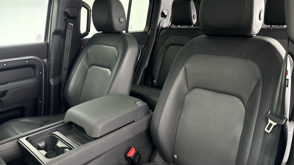 Land Rover Defender 110 Image 7