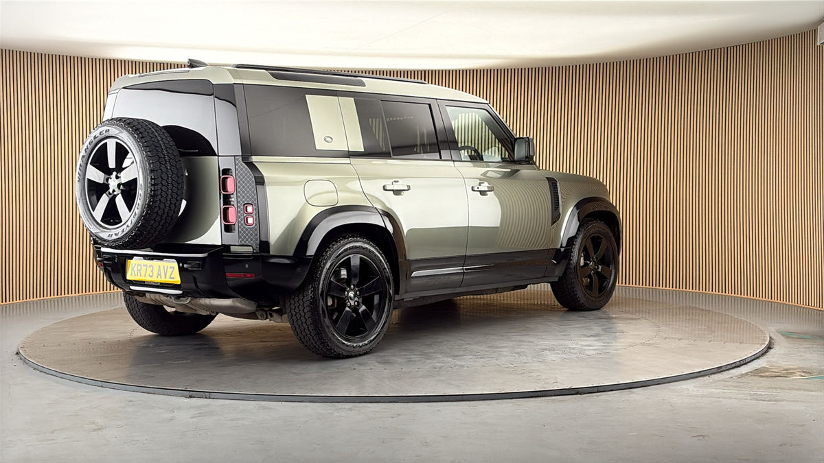 Land Rover Defender 110 Image 21
