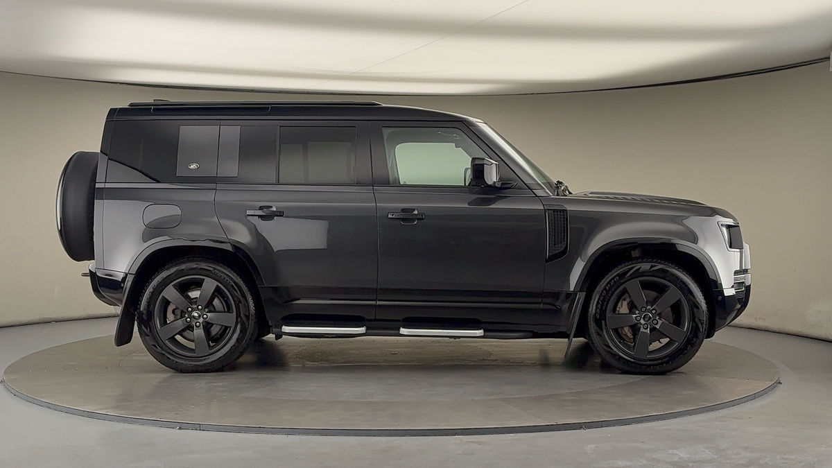Land Rover Defender 110 Image 16