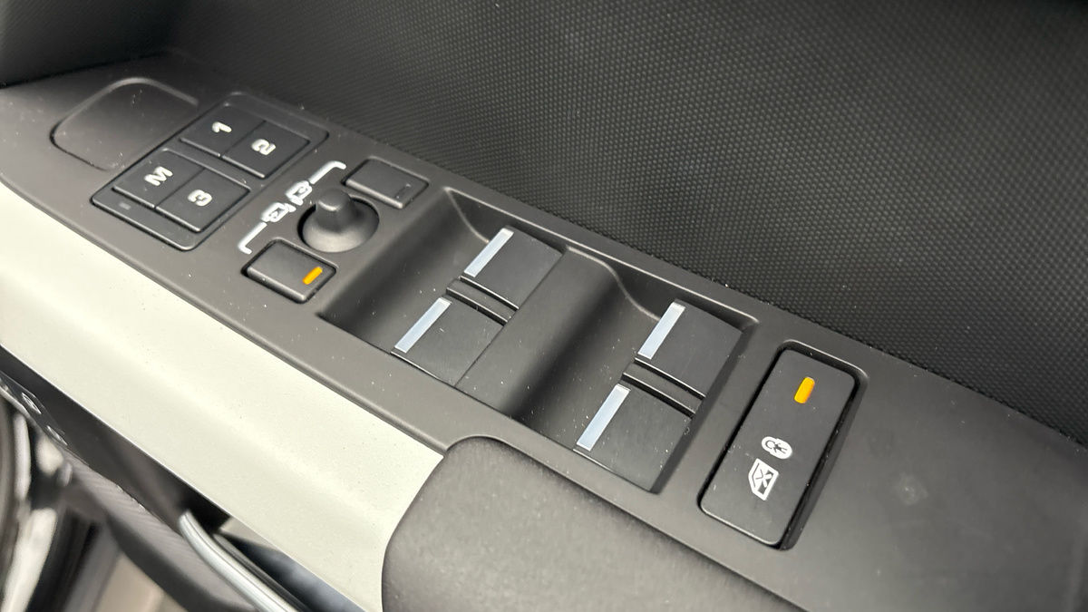 Land Rover Defender 110 Image 26