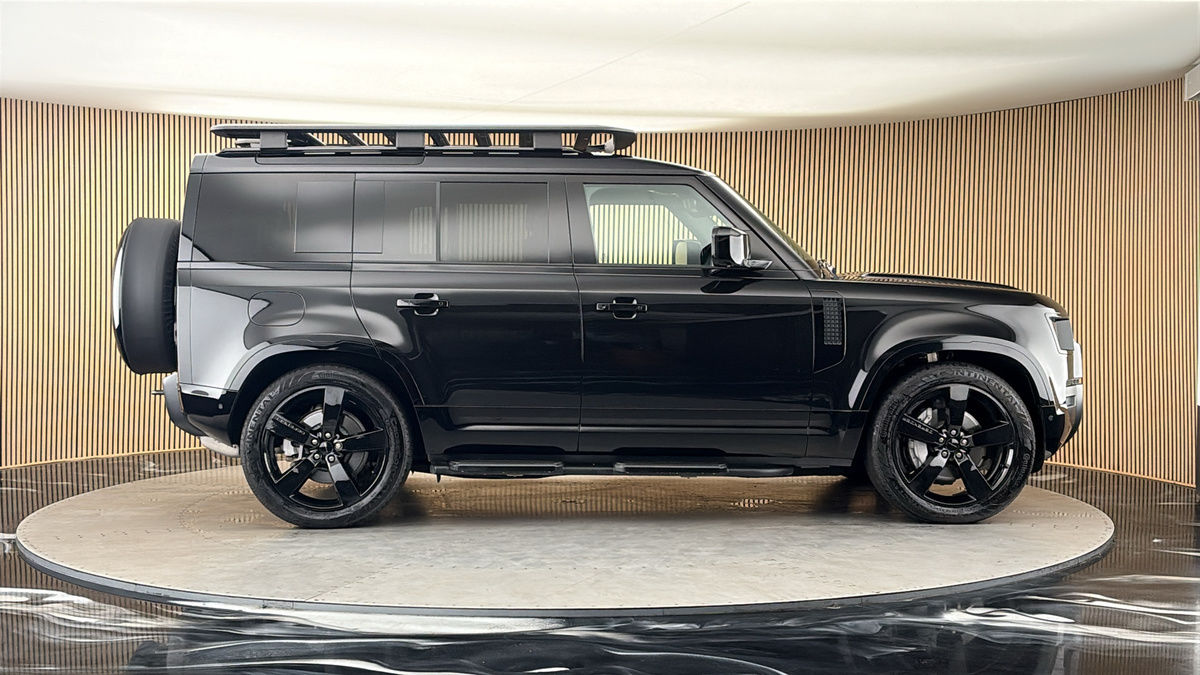 Land Rover Defender 110 Image 16