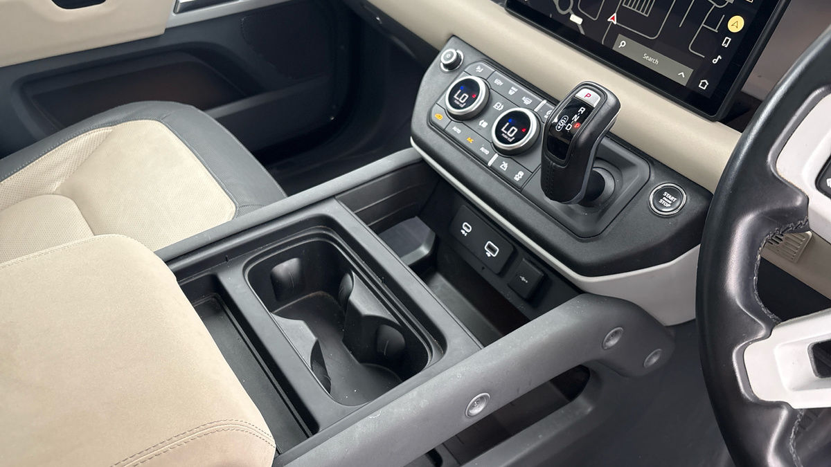 Land Rover Defender 110 Image 18