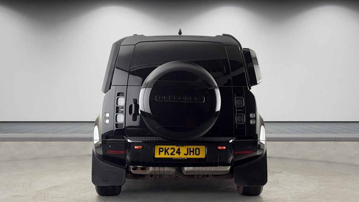 Land Rover Defender 110 Image 4