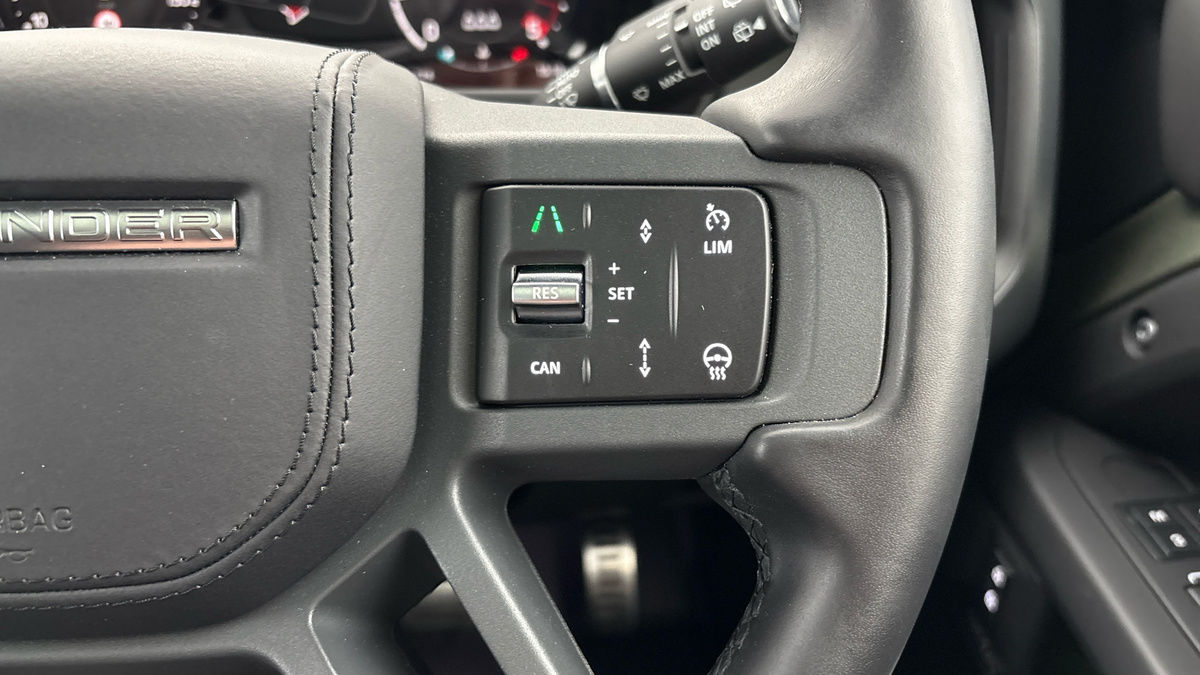 Land Rover Defender 110 Image 14