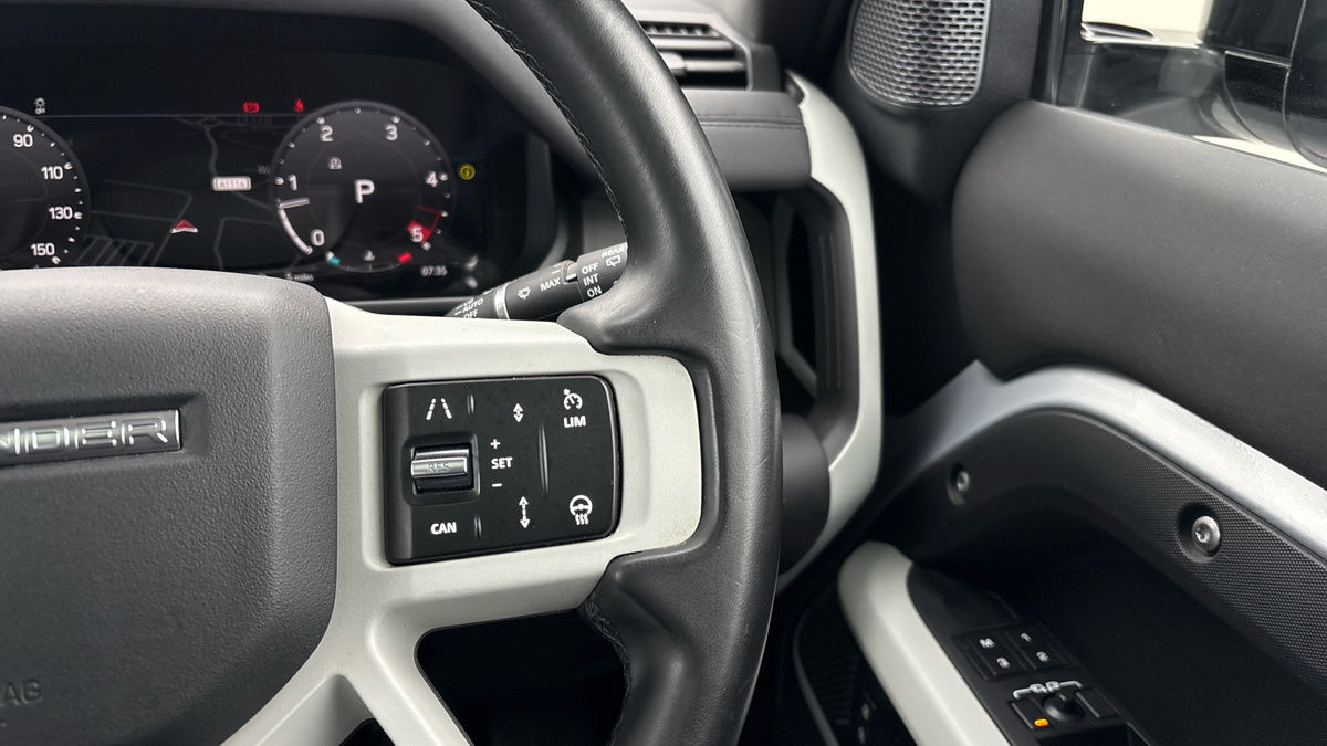 Land Rover Defender 110 Image 14