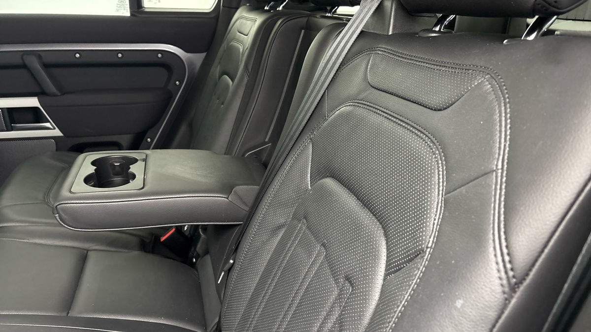 Land Rover Defender 110 Image 9