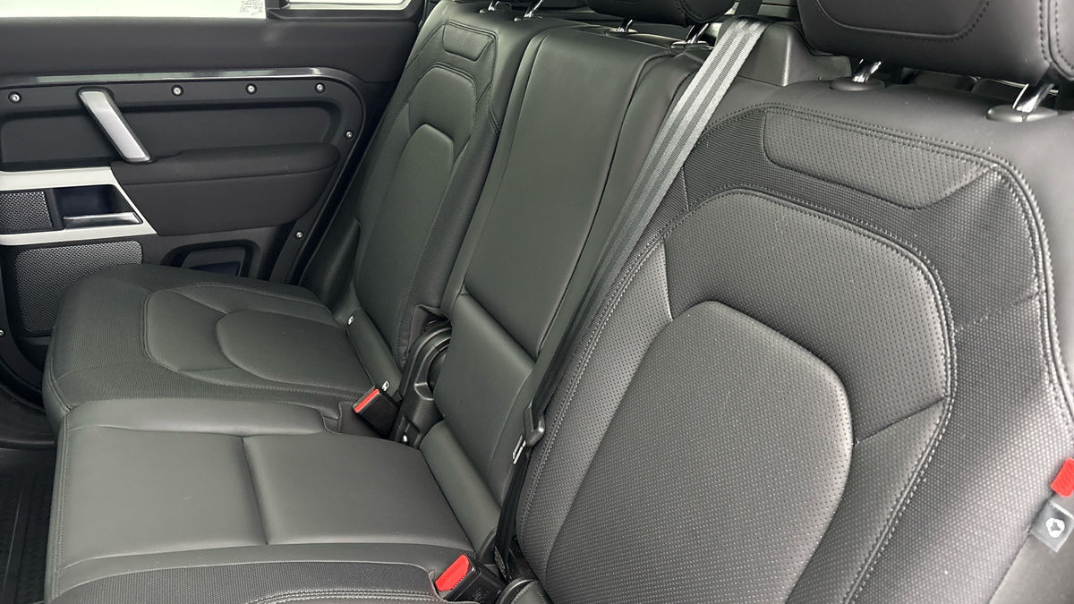 Land Rover Defender 110 Image 8