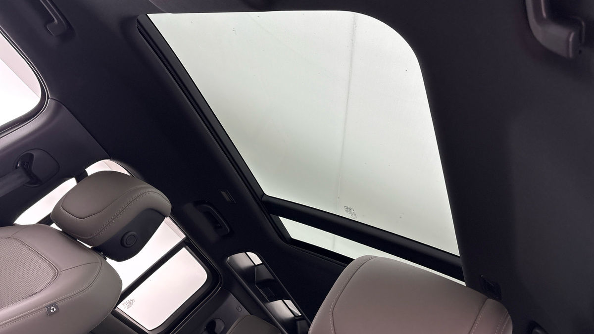 Land Rover Defender 110 Image 6