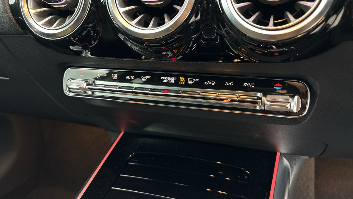 Mercedes-Benz GLA Image 34