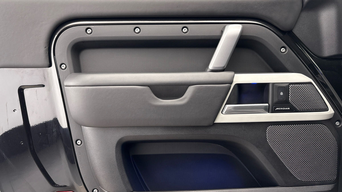 Land Rover Defender 90 Urban Image 19