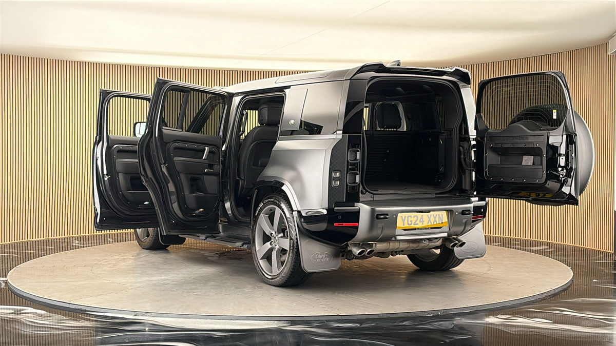 Land Rover Defender 110 Image 23