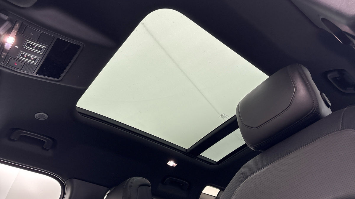 Land Rover Defender 110 Image 6