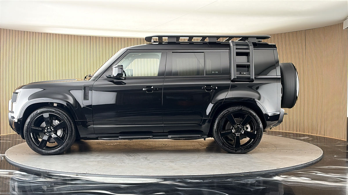Land Rover Defender 110 Image 15