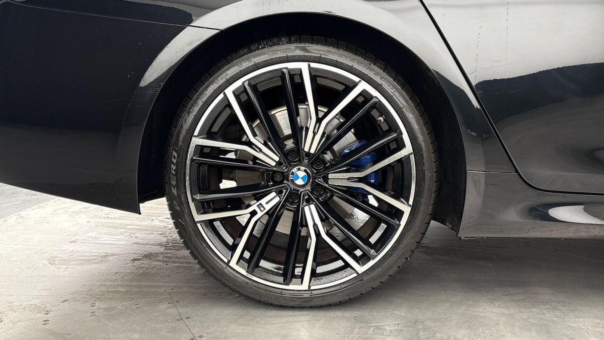 BMW 5 Series Image 10