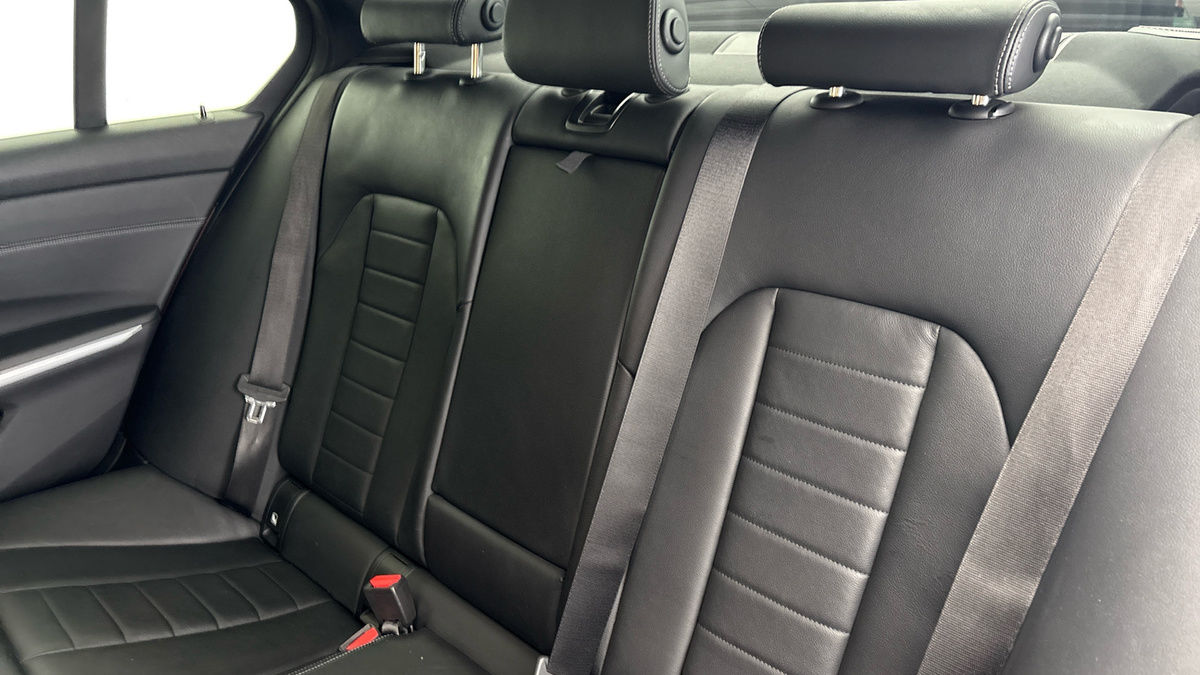 BMW 3 Series Image 8