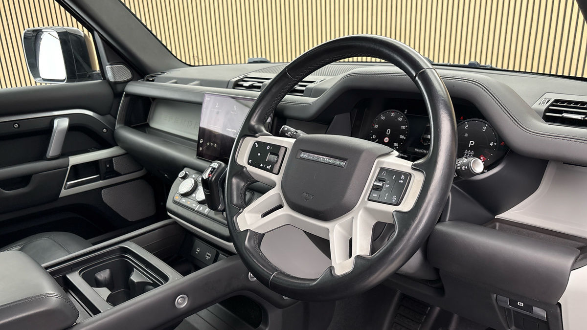 Land Rover Defender 130 Image 5