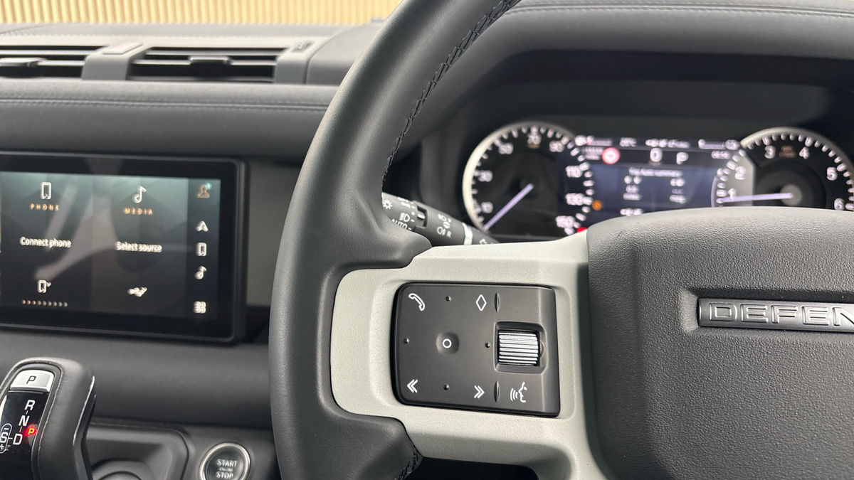 Land Rover Defender 110 Image 13