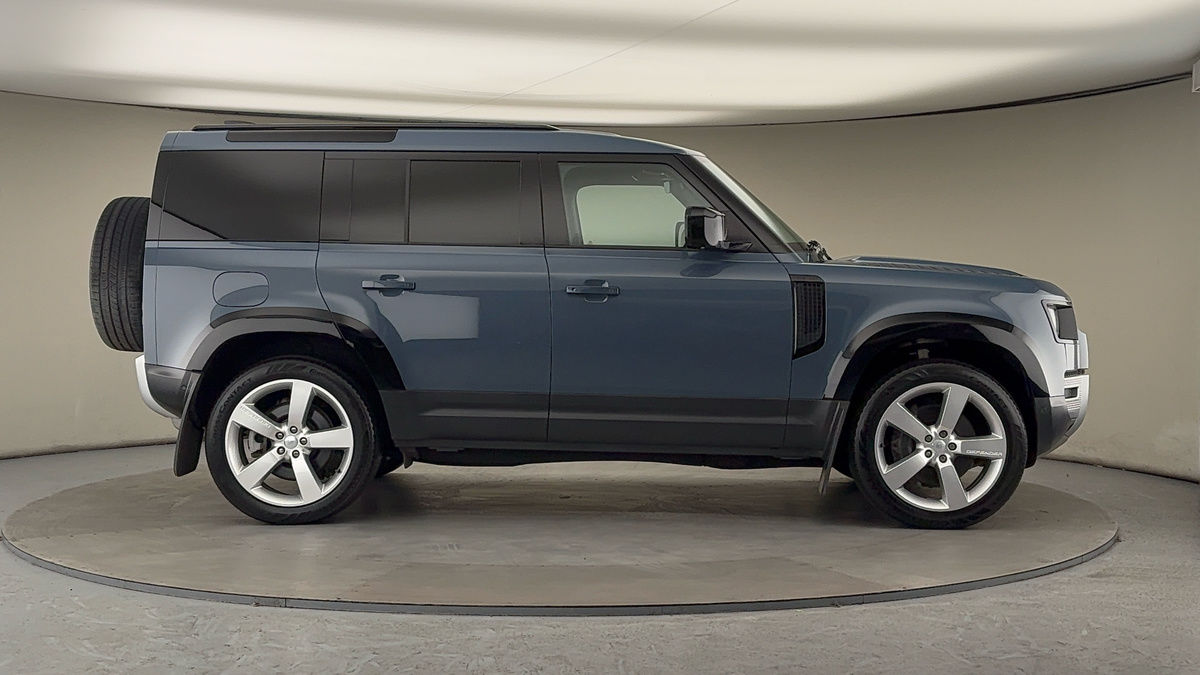 Land Rover Defender 110 Image 16