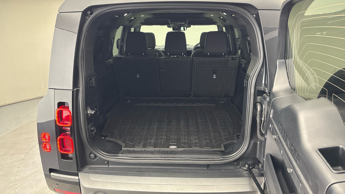 Land Rover Defender 130 Image 11