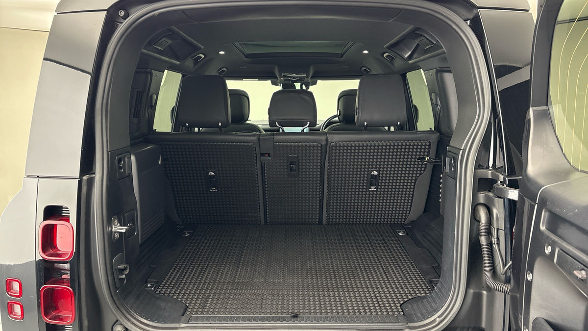 Land Rover Defender 110 Image 11