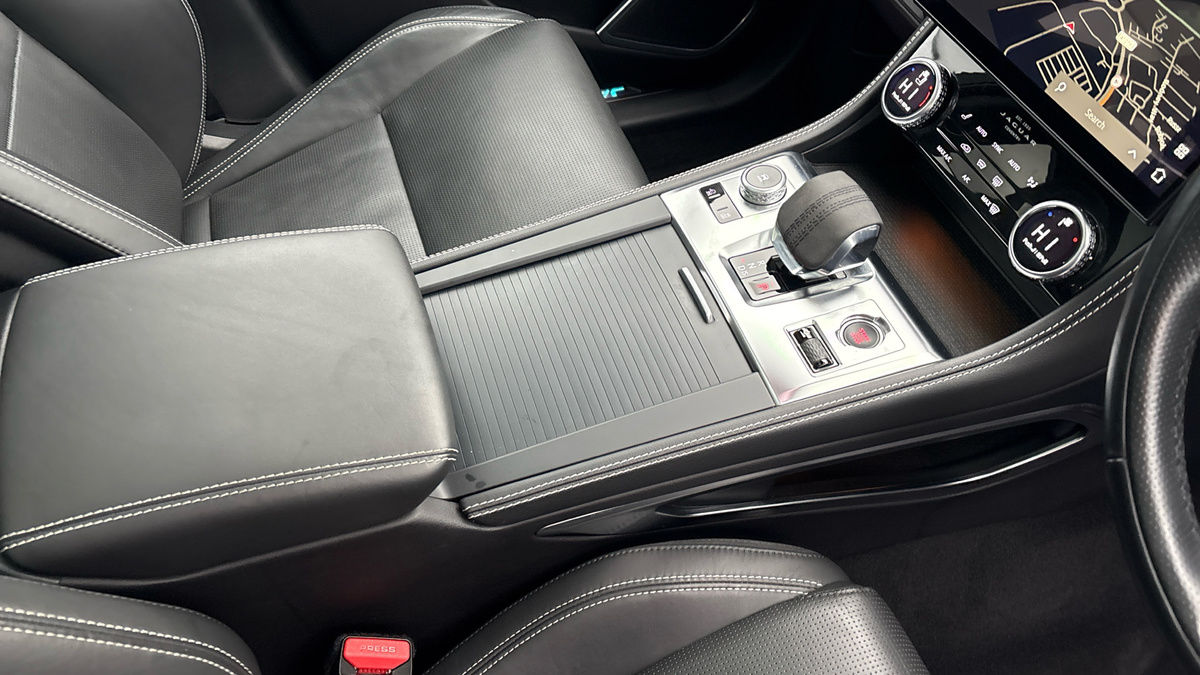 Jaguar F-PACE Image 18