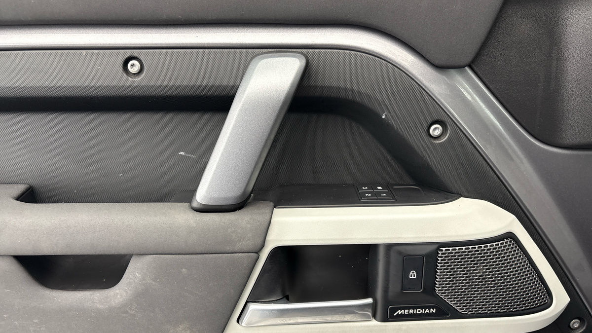 Land Rover Defender 110 Image 19