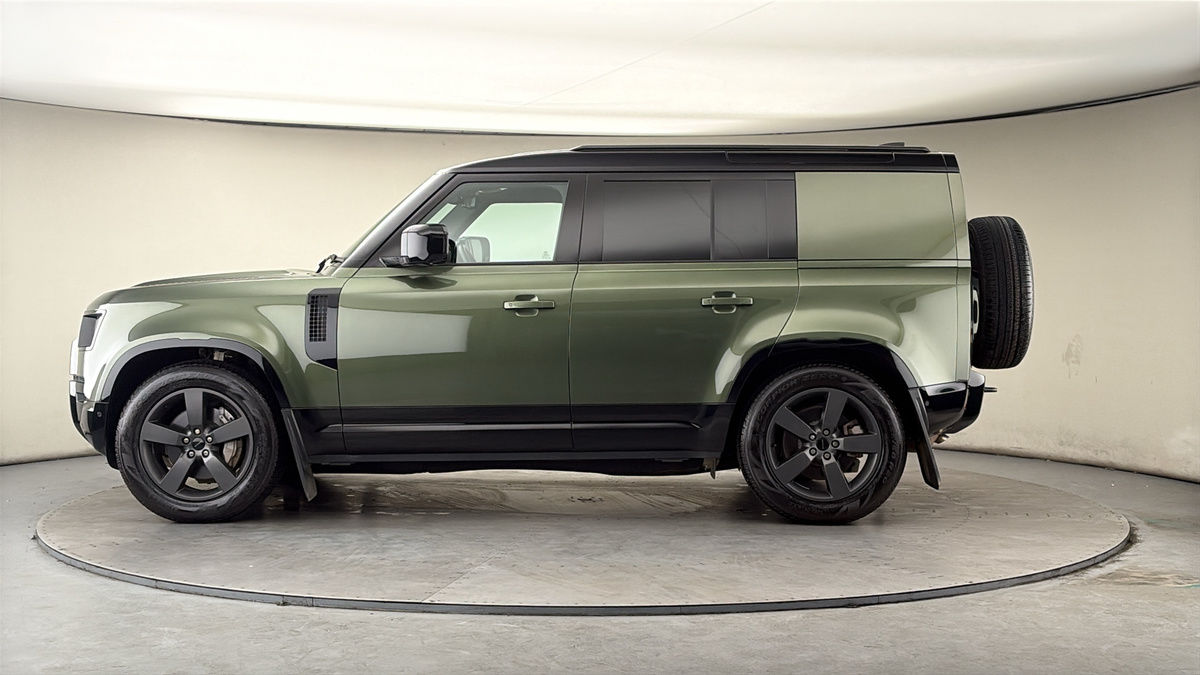 Land Rover Defender 110 Image 15