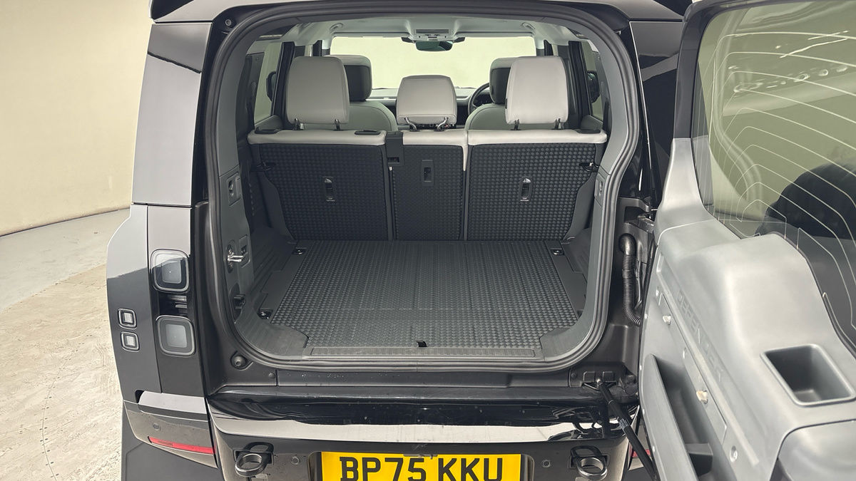 Land Rover Defender 110 Urban Image 22