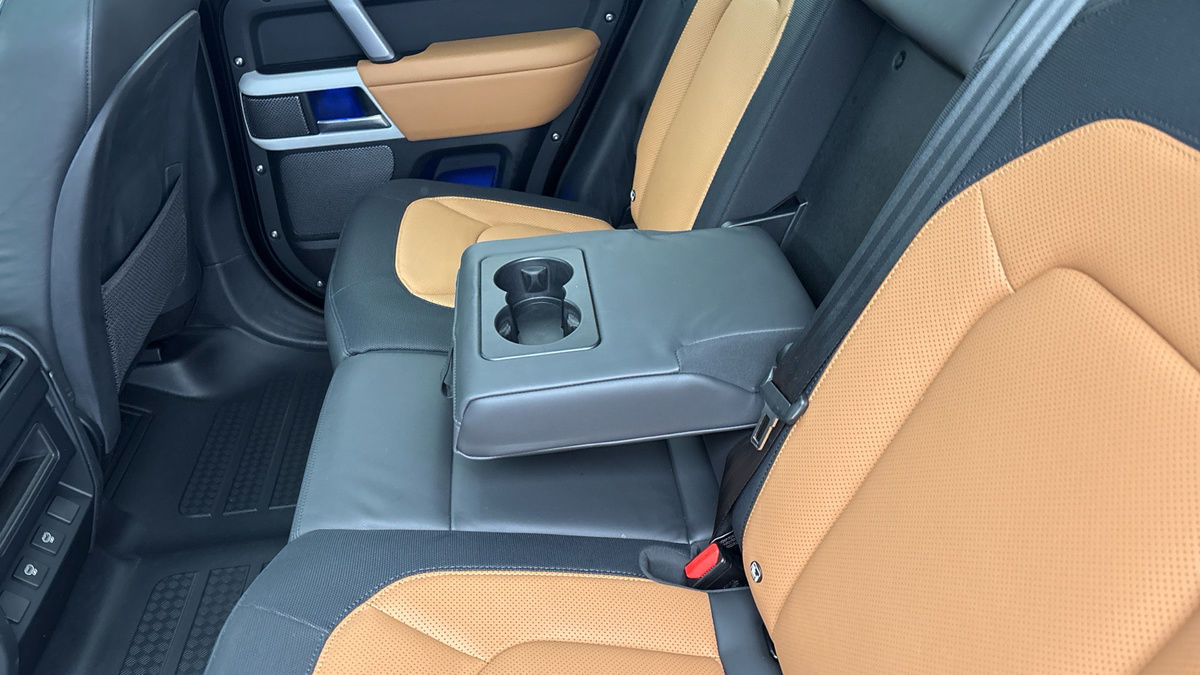 Land Rover Defender 110 Image 9