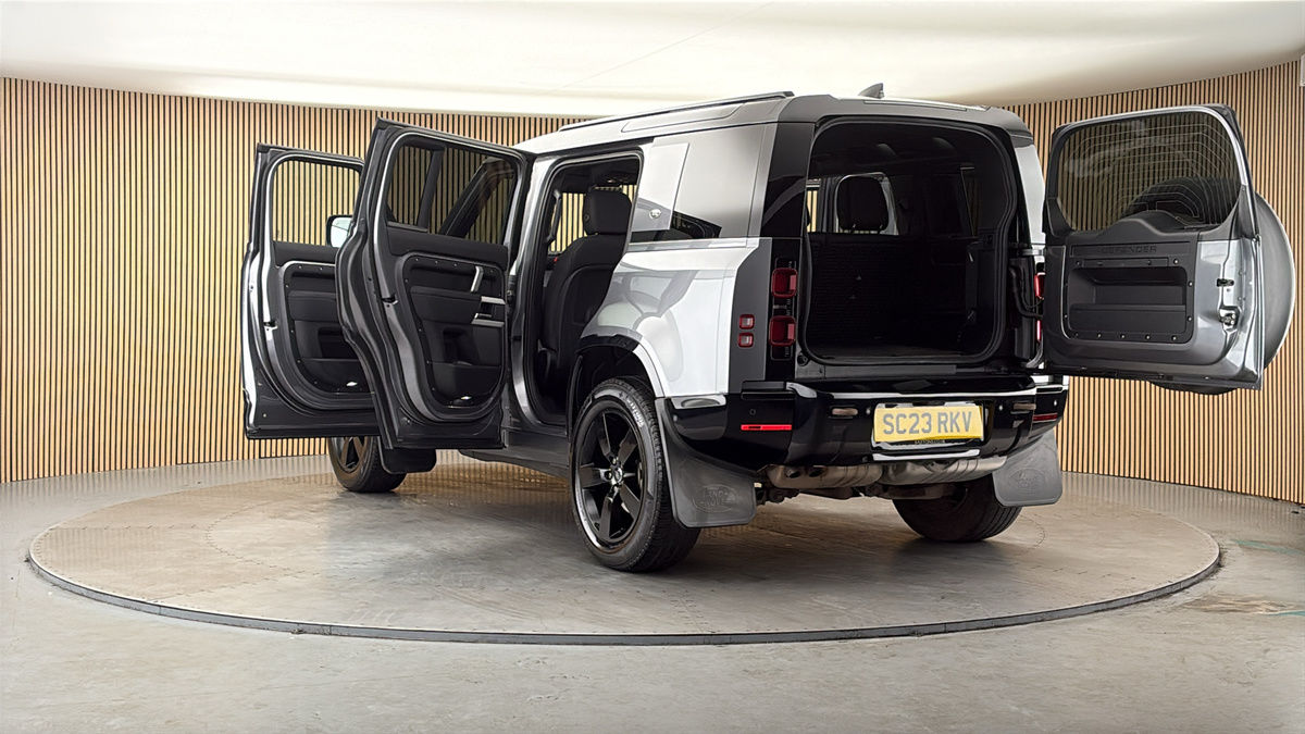 Land Rover Defender 110 Image 23