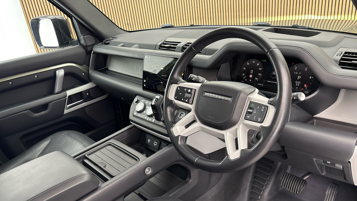 Land Rover Defender 110 Image 5