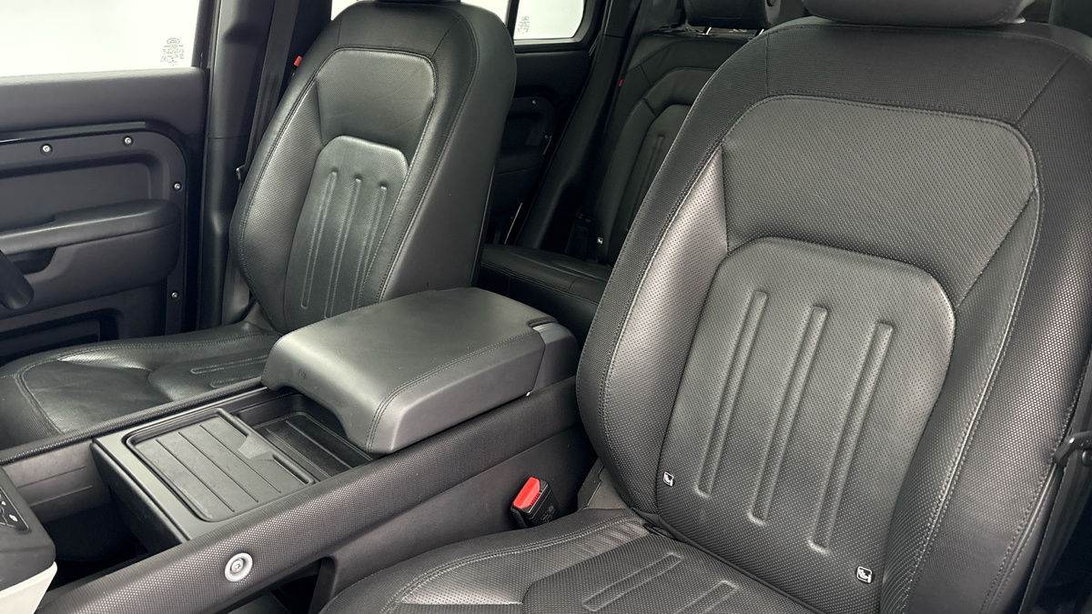 Land Rover Defender 110 Image 7