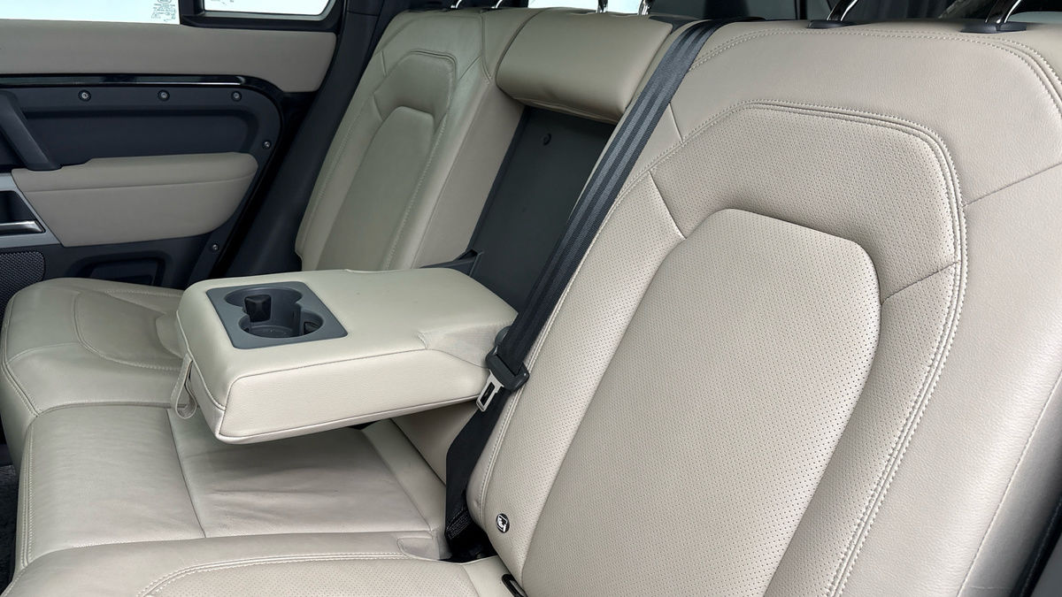 Land Rover Defender 110 Image 9