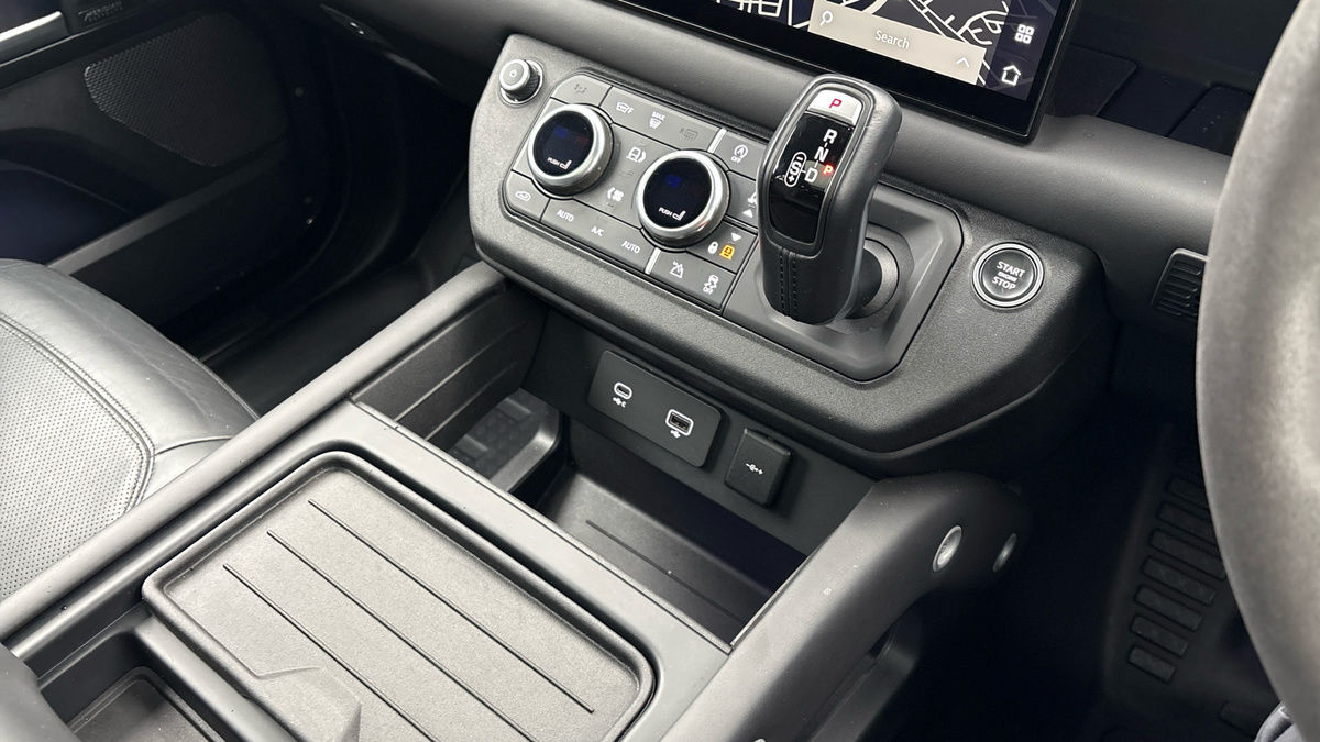 Land Rover Defender 110 Image 18