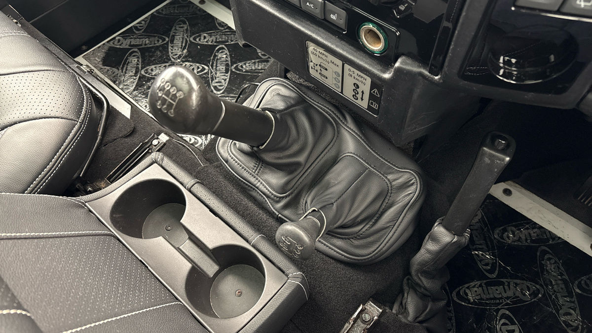 Land Rover Defender 90 Image 18