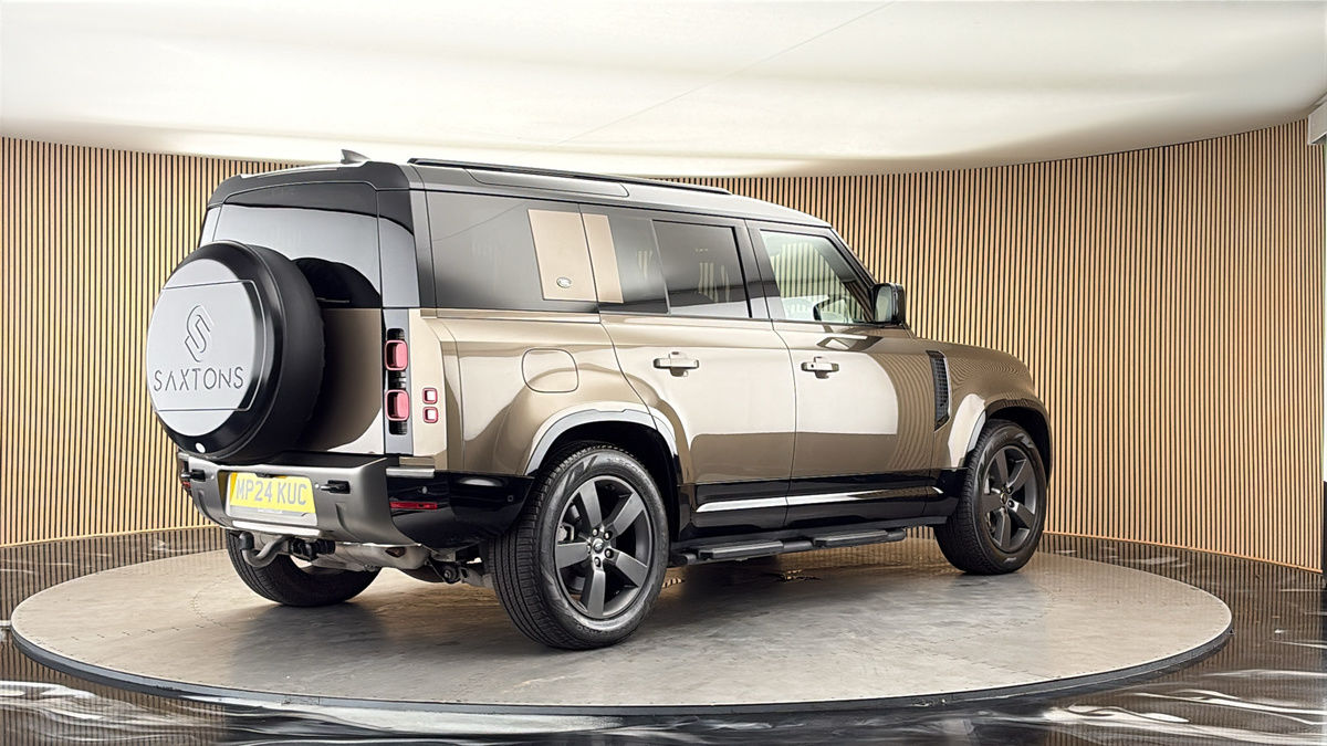 Land Rover Defender 110 Image 21