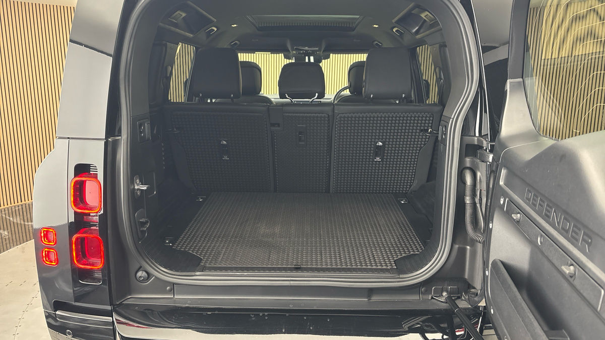 Land Rover Defender 110 Image 11