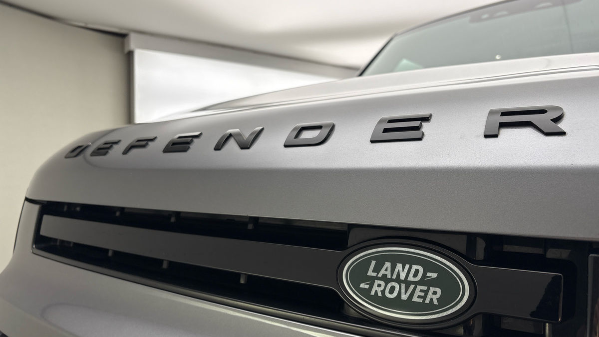 Land Rover Defender 110 Image 24