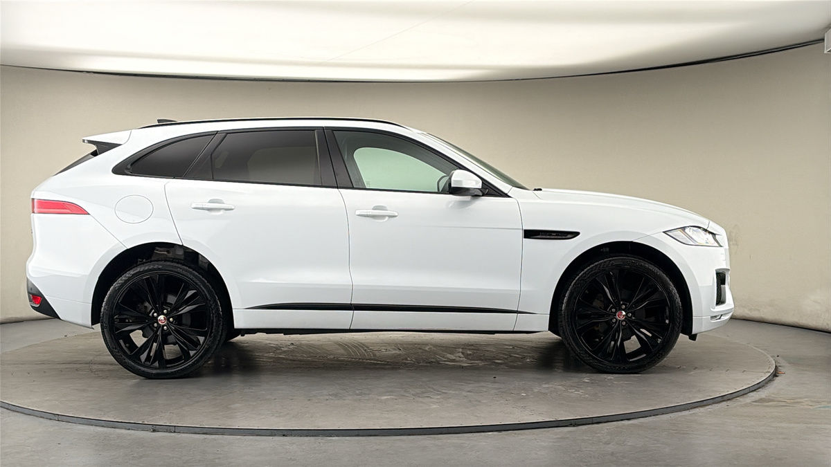 Jaguar F-PACE Image 16