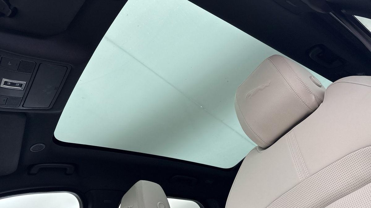 Jaguar F-PACE Image 6