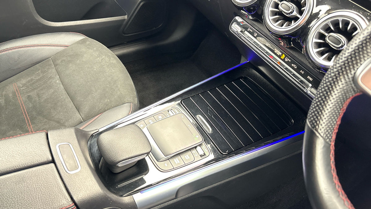 Mercedes-Benz GLB Image 18