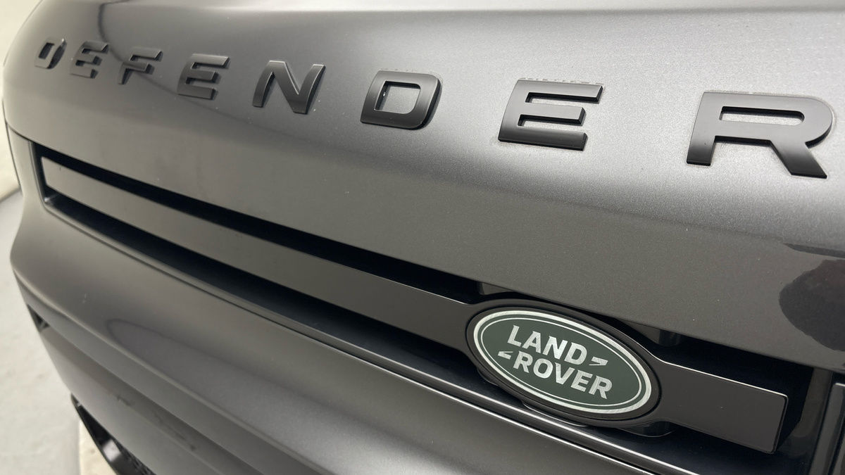 Land Rover Defender 110 Image 24