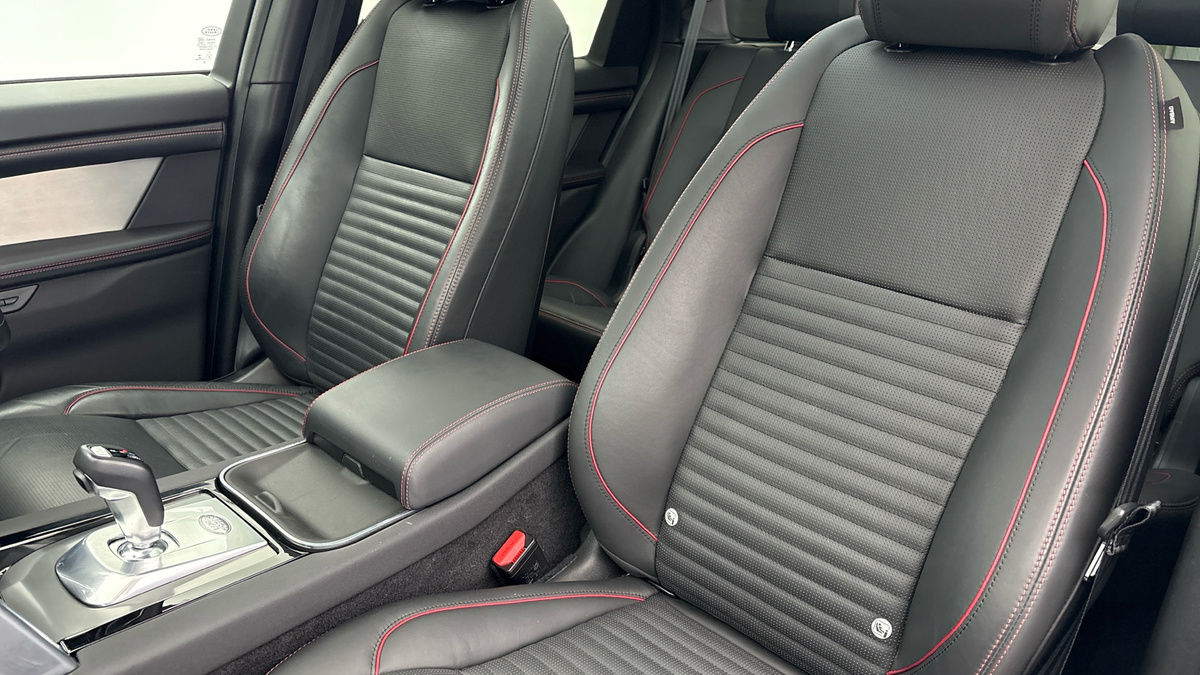 Land Rover Discovery Sport Image 7