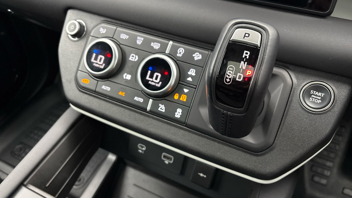 Land Rover Defender 110 Image 28