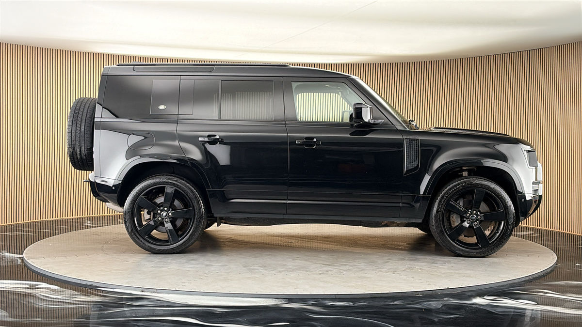 Land Rover Defender 110 Image 16