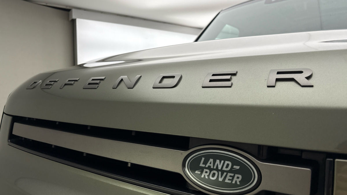 Land Rover Defender 110 Image 24