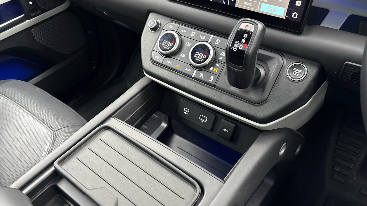 Land Rover Defender 110 Image 18