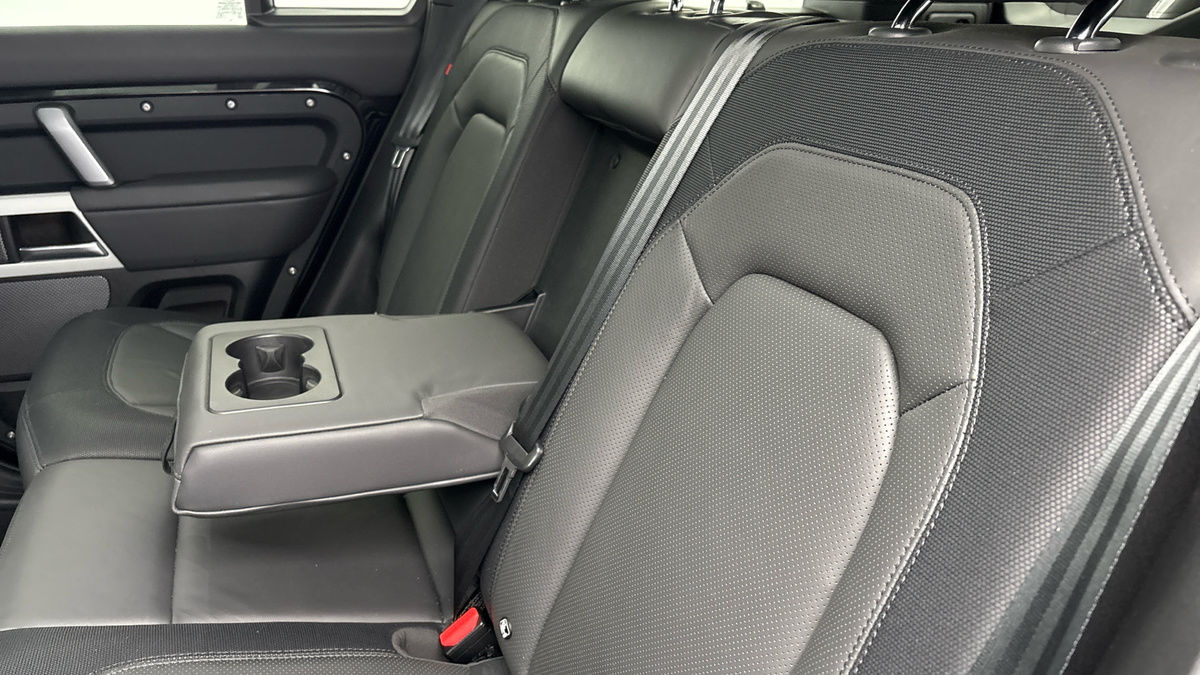 Land Rover Defender 110 Image 9